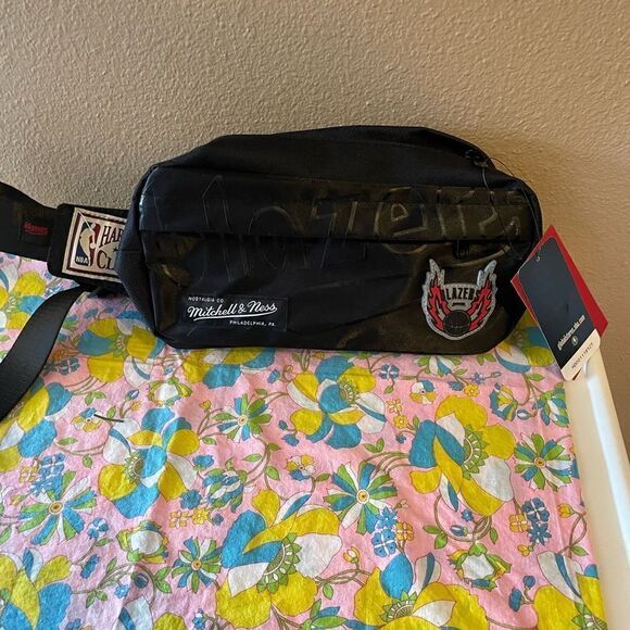 Mitchell & Ness Hardwood Classics Portland Trail Blazers Fanny Pack NWT - Picture 15 of 15